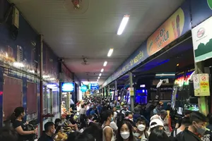 Mưa lớn, tắc đường, nhiều người trễ chuyến xe về quê dịp lễ