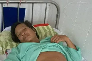 Bị thủng ruột già vì vừa ăn vừa... ngậm tăm