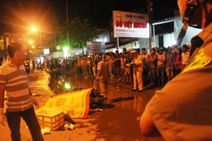 Ba người trong một gia đình chết thảm dưới bánh xe container