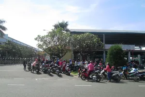 Công nhân 'sốc' khi nhận thông báo cho nghỉ việc vì... hỏa hoạn