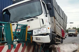 Xe tải nằm chênh vênh trên dải phân cách