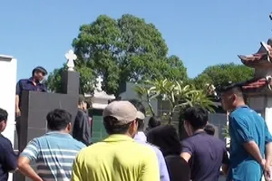 Hoảng hốt phát hiện người đàn ông treo cổ trên ngôi mộ cao