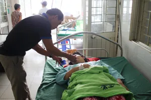 Tự đâm 165 cây kim vào vai của mình