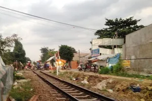 Băng qua đường sắt, một người bị tàu đâm tử vong