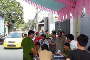 Tài xế taxi lao xe vào đám giỗ, rút dao đâm người