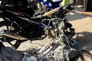 Xe máy cháy, quăng xe bỏ chạy thoát thân