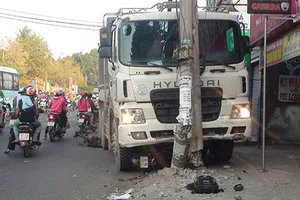 Xe ben mất lái cán nát 2 xe máy