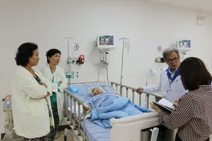 Lấy khối u nặng 13 kg khỏi bụng cụ bà 100 tuổi