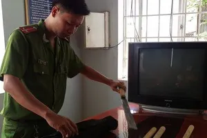 Tạm giữ chiếc ô tô chở 'hàng nóng' lúc rạng sáng