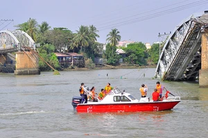 Tiến hành trục vớt cầu Ghềnh bị sà lan đâm sập