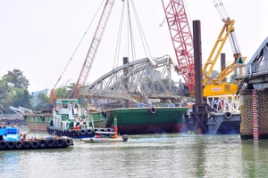 Đang trục vớt nhịp 3 phần cầu Ghềnh bị sập