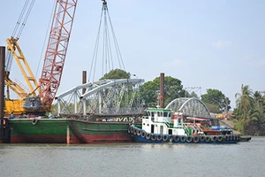 Hoàn thành việc trục vớt hai nhịp cầu Ghềnh 
