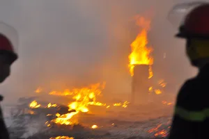 Cháy dữ dội: Hơn 8.000 m2 xưởng gỗ bị thiêu rụi