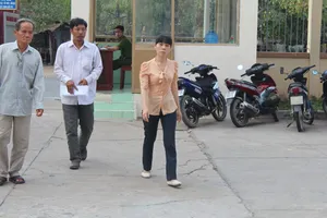 Nhơn Trạch: Trao quyết định đình chỉ vụ án cho chủ đầm tôm