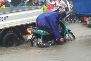 Biên Hòa: Hàng ngàn người bì bõm lội nước tìm đường về nhà