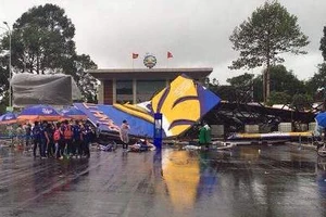 Đồng Nai: Bức tường sắt cao 30 m đổ sập trong mưa