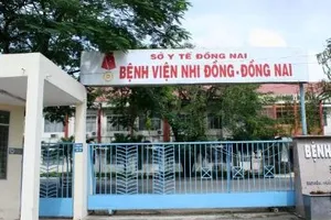 Cha dùng cốc uống nước ném con 18 tháng tuổi vỡ xương sọ