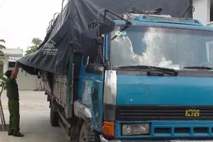 Bắt quả tang đổ trộm trên 4 tấn chất thải công nghiệp ra môi trường