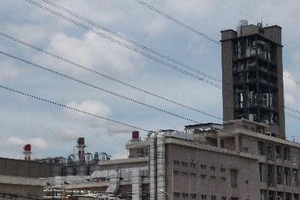 Tạm giữ 2 xe đầu kéo chở hàng ngàn lít chất thải nguy hại