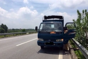 Bắt 2 nghi can chuyên cạy cửa ô tô để trộm cắp tài sản