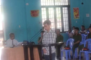 Bị đâm chết vì vào phòng còn đội nón