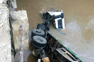 Xe đầu kéo lao xuống suối, tài xế may mắn thoát chết 