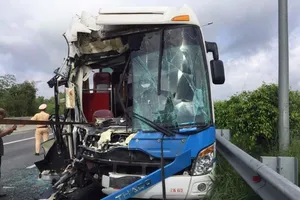 Xe khách đâm container trên đường cao tốc