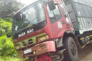 Xe tải kéo lê xe máy 20 m, cô gái trẻ nguy kịch