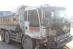 Xe ben và xe du lịch tông nhau, xe máy vạ lây