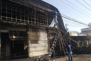 Người dân phá cửa cứu cả nhà khỏi đám cháy 