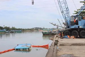 Chìm sà lan, hàng trăm lít dầu tràn ra sông Đồng Nai