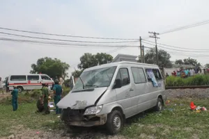 Tàu hỏa tông xe khách, 2 người tử vong tại chỗ