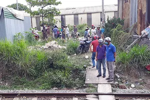 Băng xe máy qua đường ray, hai người bị tàu đâm chết