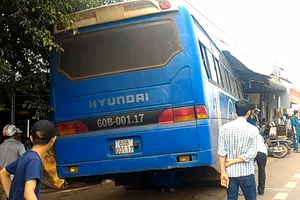  Người bán bánh mì đi cấp cứu vì cú tai nạn trời ơi