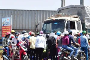 Một phụ nữ bị xe tải ủi đi gần 10 m