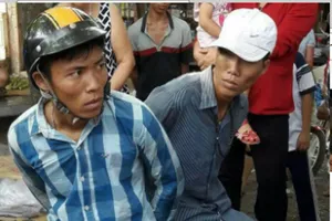 Tên cướp nhảy xuống ao vẫn bị người dân lôi lên 
