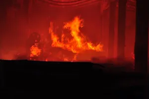 Chùm ảnh cháy xưởng gỗ lúc giữa đêm