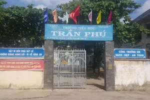 Giảng viên xông vào trường tiểu học 'lột' quần học sinh