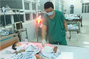 Chui qua gầm xe lửa, bé trai bị cán đứt lìa chân