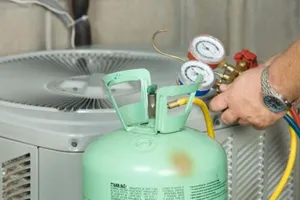 Tạm giữ ba người nhốt sáu cán bộ, dọa nổ bình gas