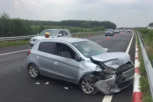 Trên đường đi chơi lễ trở về, 3 ô tô tông trên cao tốc