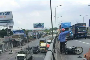 Hai xe húc nhau, người đàn ông rơi từ cầu vượt 5 mét