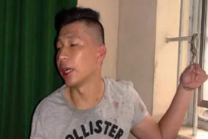 Cầm súng đuổi theo con nợ giữa phố như phim hành động