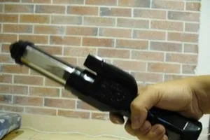 Bắt hai kẻ chuyên dùng roi điện để cướp của phụ nữ