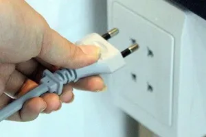 Nhậu rồi mang dây điện ra chơi, bị giật chết 