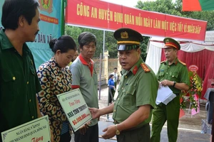 Công an tặng nhà tình thương cho người nghèo