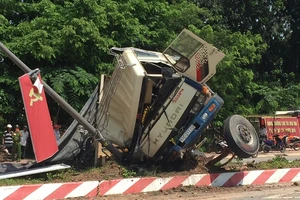 Xe máy quay đầu đột ngột, xe ben lật nghiêng