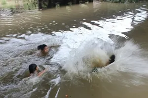 2 anh em sinh đôi 19 tuổi chết đuối thương tâm