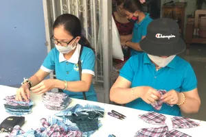 Phụ nữ phường may 30.000 khẩu trang vải tặng miễn phí cho dân