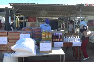 Chợ giá rẻ cho người dân khu vực cách ly Văn Lâm 3